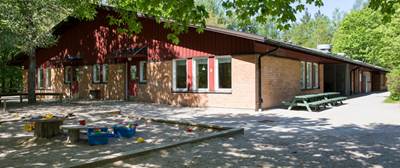Fasaden på förskolan. Fasaden på förskolan.