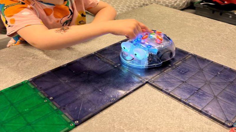 Barn arbetar med robotfiguren BeeBoot