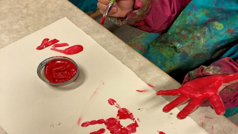 Barn gör handavtryck på papper