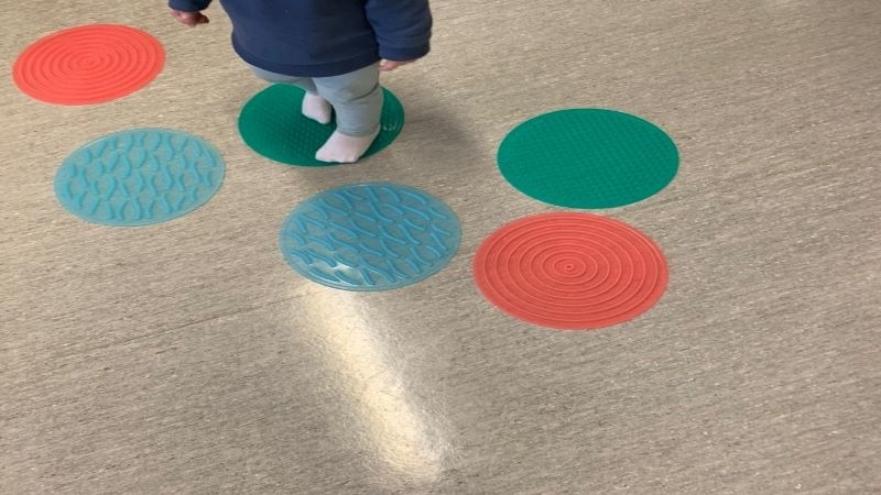 Barn och balansplattor på golvet